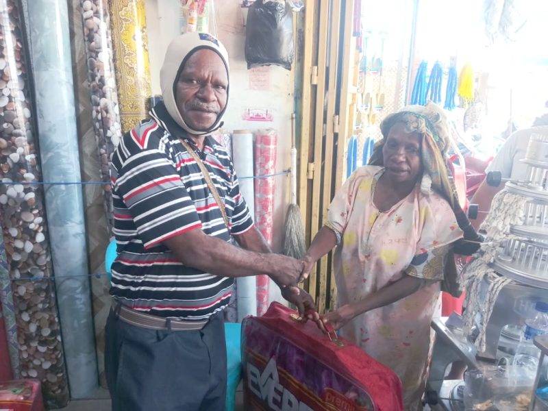 WKetua LMA Kabupaten Deiyai Bernard Pekei menyerahkan bantuan selimut kepada lansia di Kampung Wagete, Distrik Tigi, Kamis (27/8/2026) pukul 09.00 WIT. Dok_LMA