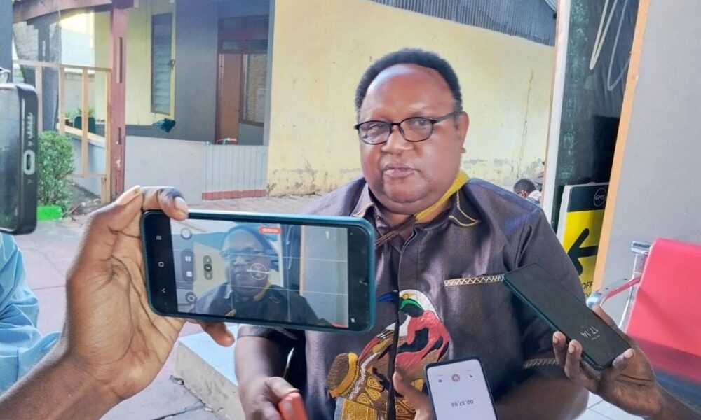 Wakil Ketua IV DPR Papua Tengah, Jhon NR Gobai, saat memberikan keterangan pers usai penundaan Rapat Koordinasi terkait sengketa lahan adat di Ruang Rapat AKD DPRPT, Nabire, Kamis (3/9/2026). Dok- Alvira CM