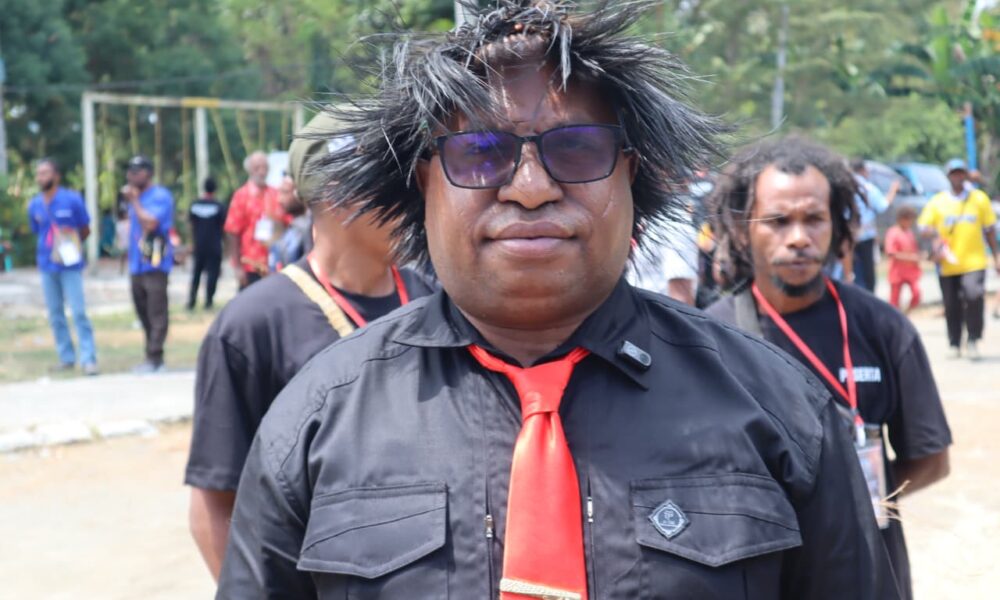 WKepala Suku Besar Wate, Otis Monei, saat memberikan keterangan pers usai penundaan Rapat Koordinasi terkait sengketa lahan adat di Ruang Rapat AKD DPRPT, Nabire, Kamis (3/9/2026). Dok- Alvira CM
