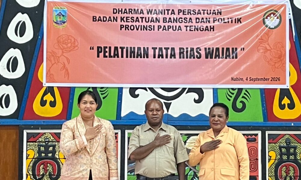 Plh. Sekretaris DWP Provinsi Papua Tengah, Ny. Risma Viktor Fun, dalam kegiatan pelatihan tata rias wajah yang diselenggarakan oleh DWP Kesbangpol Papua Tengah di Aula Guest House Kesbangpol, Nabire, Jumat (4/9/2026). Dok- Alvira CM