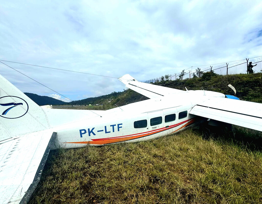 Pesawat Asian One Air PK-LTF tergelincir di area rawa Bandara Bilorai Sugapa Intan Jaya