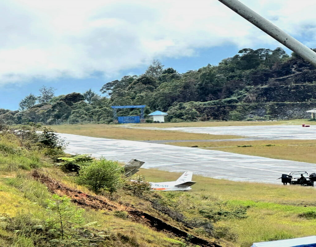 Pesawat Asian One Air PK-LTF tergelincir di area rawa Bandara Bilorai Sugapa Intan Jaya