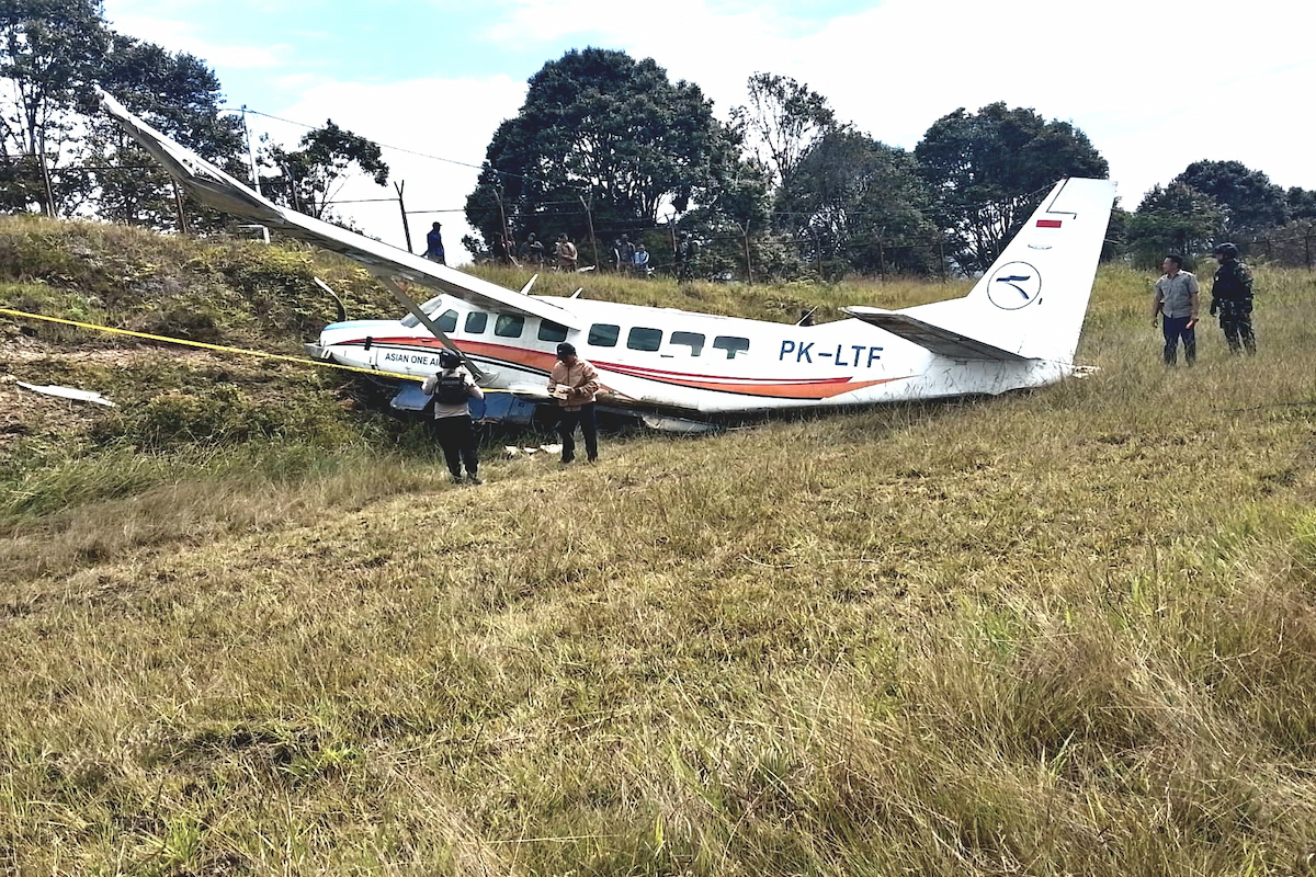 pesawat-asian-one-air-tergelincir-bandara-bilorai-sugapa-4